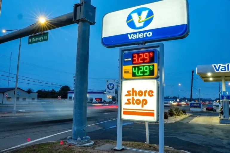 Renewed Conflict Impacts US Fuel Markets Amid Global Energy Flow Disruptions