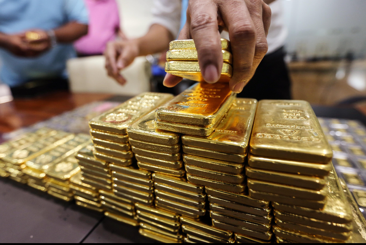 Gold rebounds as markets await key U.S. economic data