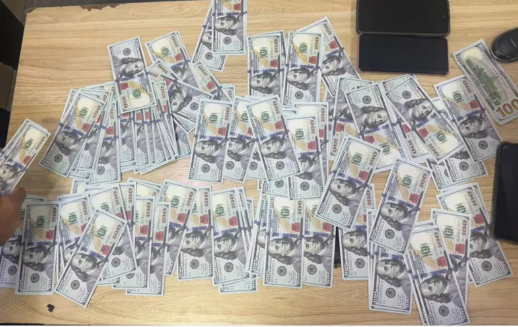 الإطاحة بعصابة لتجارة الدولار المزيف في النجف الأشرف - 