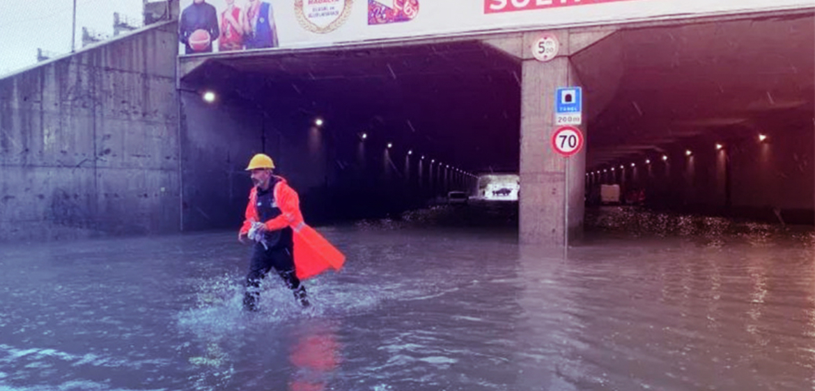 Heavy Rain Triggers Flooding Across Istanbul, Leaving Traffic Disrupted and Thousands Rescued